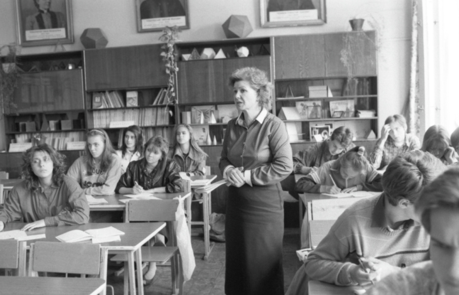 На одном из экзаменов выпускного класса московской средней школа № 607 (ныне — № 1414) с углублённым изучением английского языка, 1990 г.
