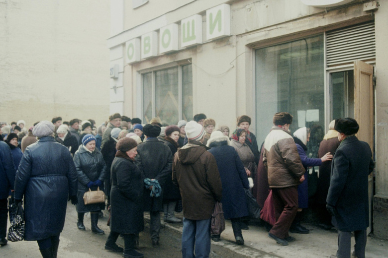 Очередь за продуктами возле магазина, Москва, Россия
