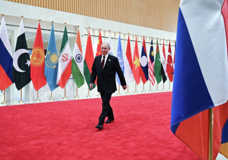 Песков пошутил над ожидающими Путина журналистами
