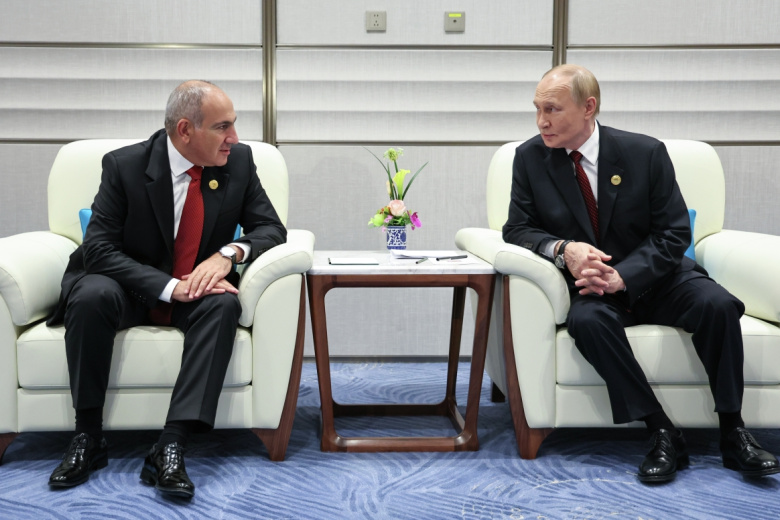 Президент РФ Владимир Путин и премьер-министр Армении Никол Пашинян (слева) во время встречи на полях саммита Шанхайской организации сотрудничества (ШОС) в Тяньцзине