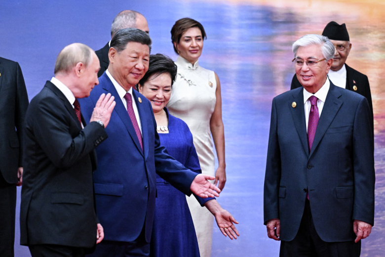 Президент РФ Владимир Путин и председатель Китайской Народной Республики (КНР) Си Цзиньпин с супругой Пэн Лиюань после церемонии совместного фотографирования глав государств — членов Шанхайской организации сотрудничества (ШОС) в Тяньцзине