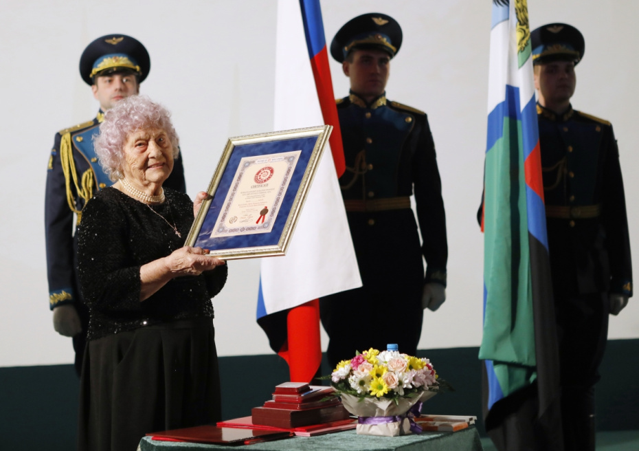 Мария Денисовна Колтакова принимает поздравления со своим 100-летним юбилеем в кинотеатре «Радуга» в Белгороде
