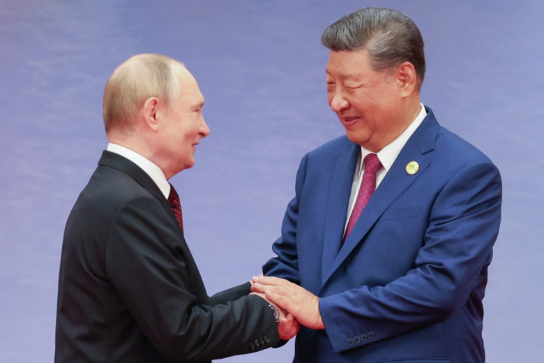 Владимир Путин и председатель Китайской Народной Республики (КНР) Си Цзиньпин на церемонии приветствия глав государств — членов Шанхайской организации сотрудничества (ШОС) в Тяньцзине