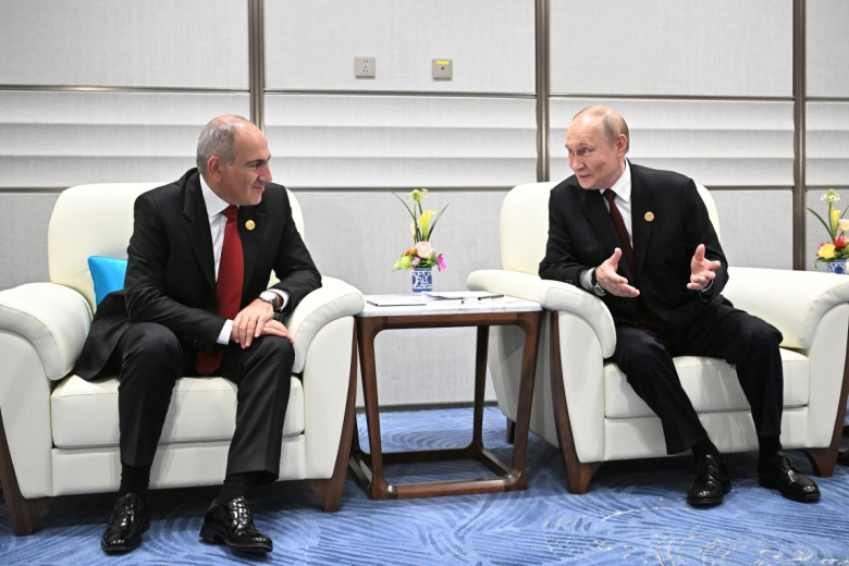 Владимир Путин и премьер-министр Армении Никол Пашинян (слева) во время встречи на полях саммита Шанхайской организации сотрудничества (ШОС) в Тяньцзине