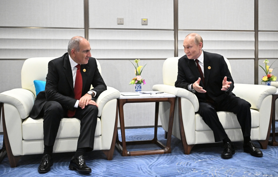 Владимир Путин и премьер-министр Армении Никол Пашинян (слева) во время встречи на полях саммита Шанхайской организации сотрудничества (ШОС) в Тяньцзине