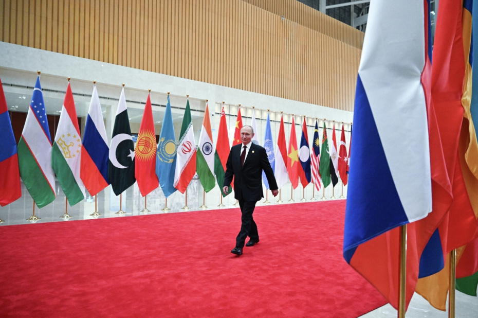 Владимир Путин в конгрессно-выставочном центре «Мэйцзян» перед церемонией приветствия председателем КНР Си Цзиньпином глав государств — членов Шанхайской организации сотрудничества (ШОС) в Тяньцзине