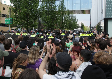 Жители Амстердама вышли на акцию протеста против поставок оружия на Украину