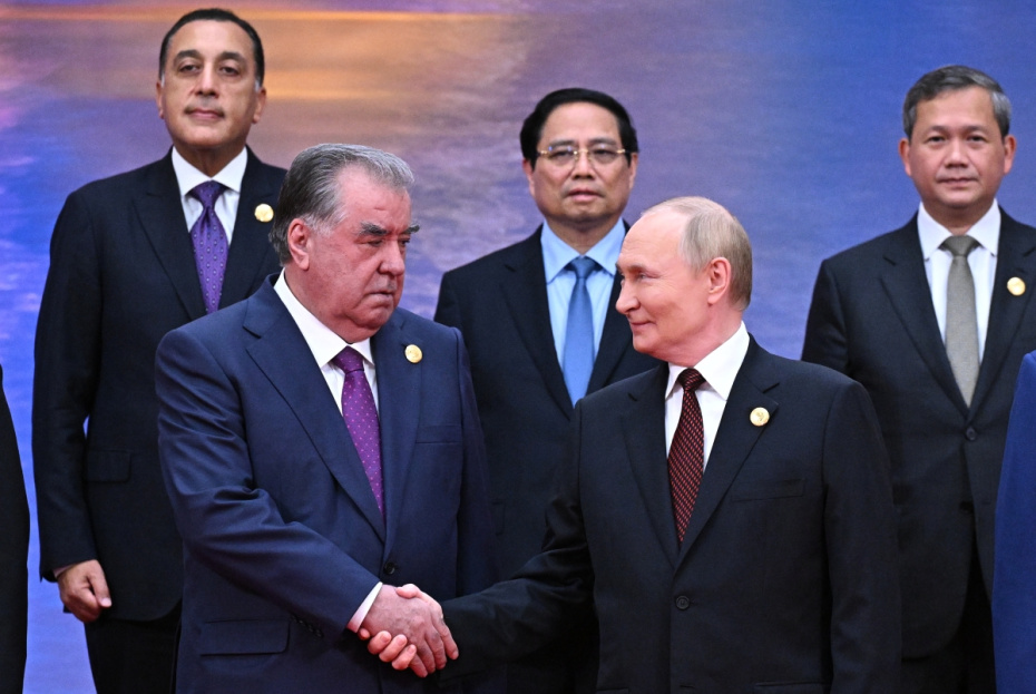 Владимир Путин и президент Таджикистана Эмомали Рахмон (слева) на церемонии совместного фотографирования глав государств — членов Шанхайской организации сотрудничества (ШОС) в Тяньцзине