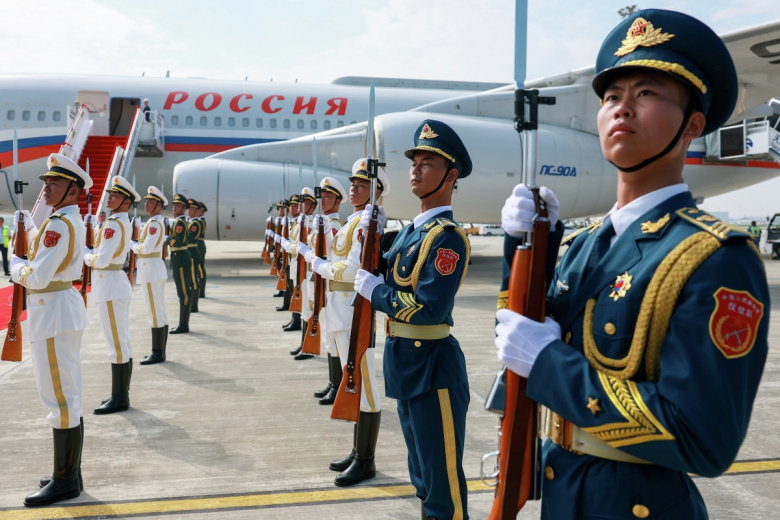 Почетный караул Народно-освободительной армии КНР встречает президента РФ Владимира Путина в аэропорту Биньхай города Тяньцзинь в КНР