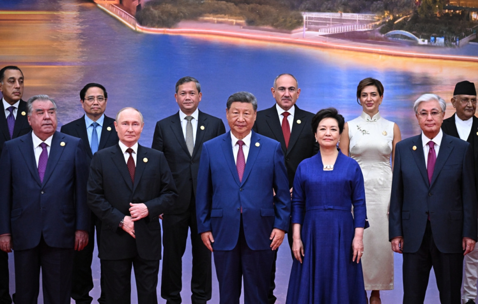 Владимир Путин на церемонии совместного фотографирования глав государств — членов Шанхайской организации сотрудничества (ШОС) в Тяньцзине