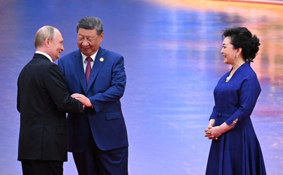 Владимир Путин и председатель Китайской Народной Республики (КНР) Си Цзиньпин с супругой Пэн Лиюань на церемонии приветствия глав государств — членов Шанхайской организации сотрудничества (ШОС) в Тяньцзине