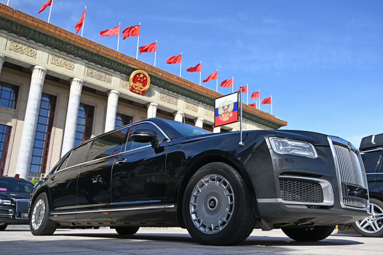 Автомобиль Aurus Senat кортежа президента РФ Владимира Путина