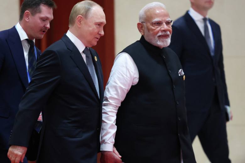 Владимир Путин и премьер-министр Индии Нарендра Моди (справа) на церемонии официальной встречи с председателем Китайской Народной Республики (КНР) Си Цзиньпином
