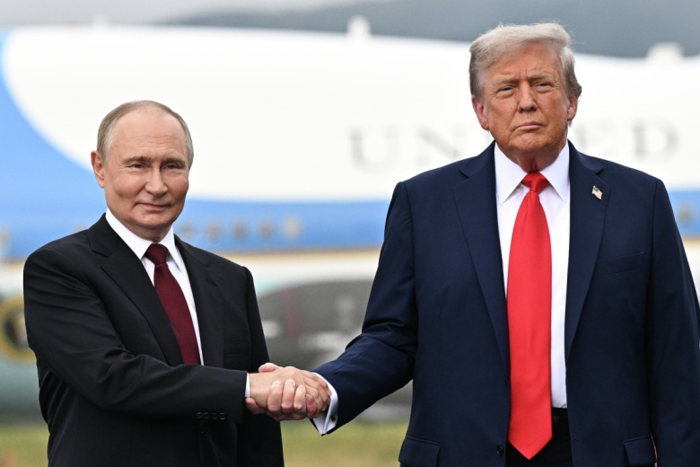 Президент РФ Владимир Путин и президент США Дональд Трамп во время встречи на военной базе Элмендорф-Ричардсон на Аляске