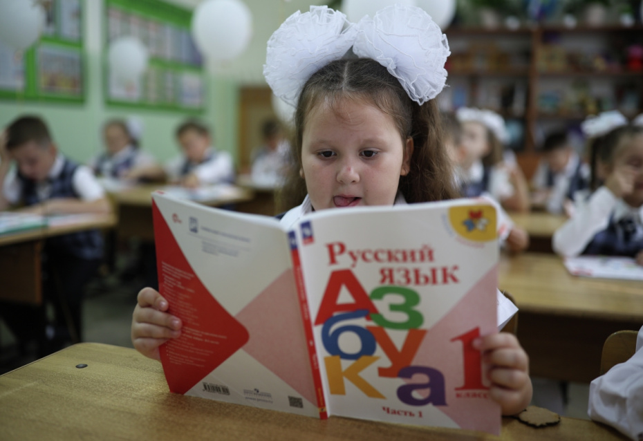 Школьница во время классного собрания по окончании торжественной линейки, посвященной началу учебного года, в школе №5 им. М.А. Ромашины в Тимашевске