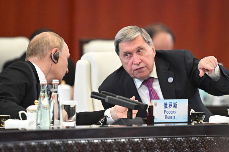 Владимир Путин с помощником президента Юрием Ушаковым на заседании Совета глав государств — членов ШОС