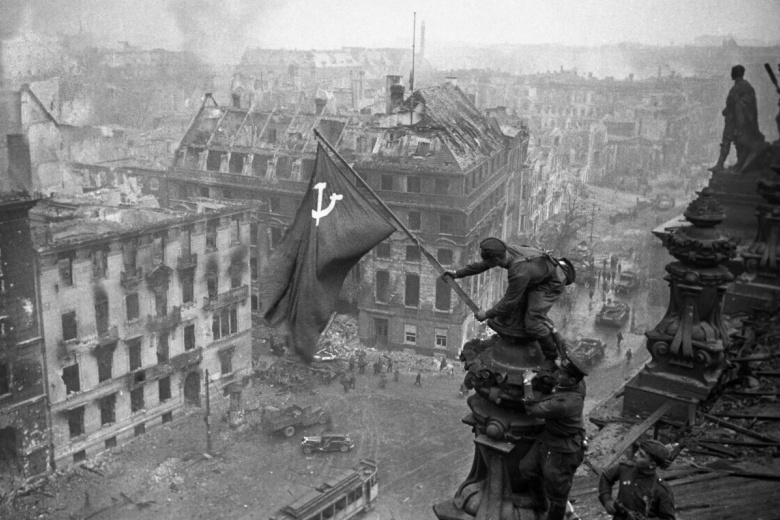 Великая Отечественная война 1941–1945 годов. Штурм Берлина — завершающая часть Берлинской наступательной операции, в ходе которой Красная армия завладела столицей нацистской Германии. Знамя Победы на здании Рейхстага в Берлине