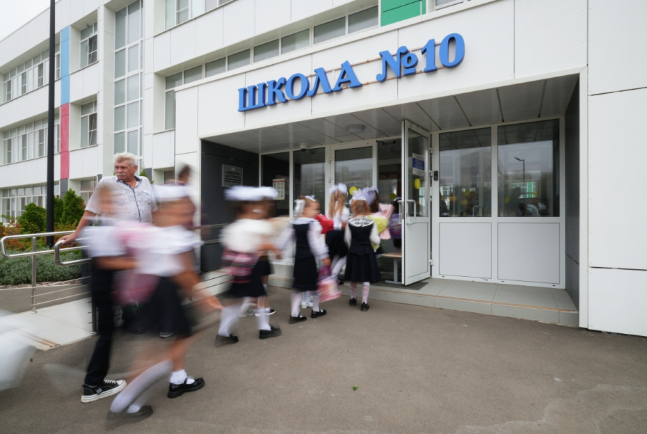 Первоклассники после торжественной линейки, посвященной началу учебного года, в восстановленной Тульской областью школе №10 в Мариуполе