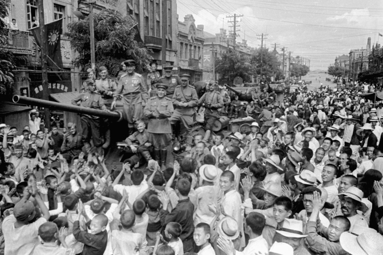 Население города Порт-Артур (Далянь) встречает советских танкистов. 1945 год