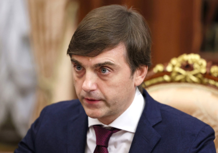 Глава Минпросвещения продегустировал пирожки из школьной столовой