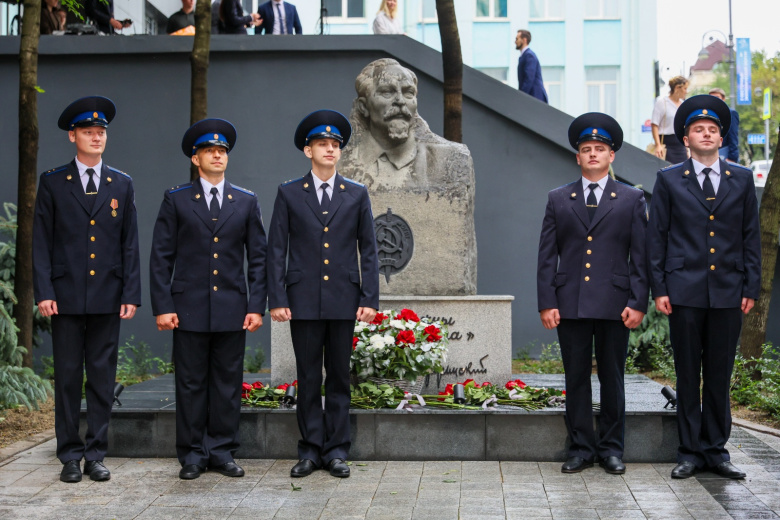 Церемония открытия памятника государственному деятелю Феликсу Дзержинскому у здания прокуратуры на Океанском проспекте