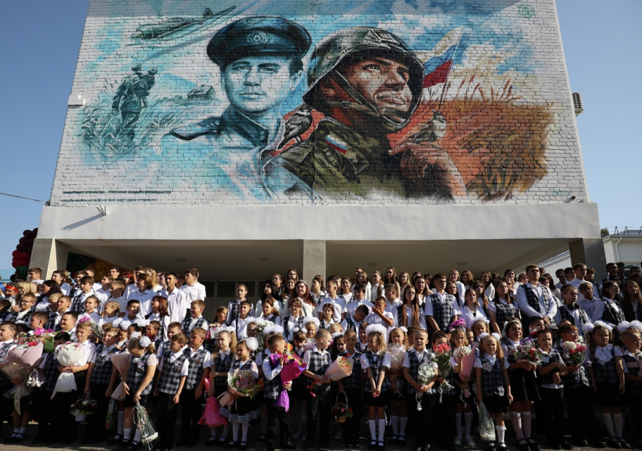Школьники во время торжественной линейки, посвященной началу учебного года, в школе №5 им. М.А. Ромашины в Тимашевске.
