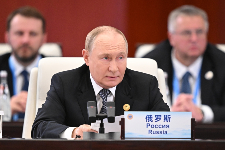 Президент РФ Владимир Путин выступает на заседании Совета глав государств — членов Шанхайской организации сотрудничества (ШОС) в Тяньцзине