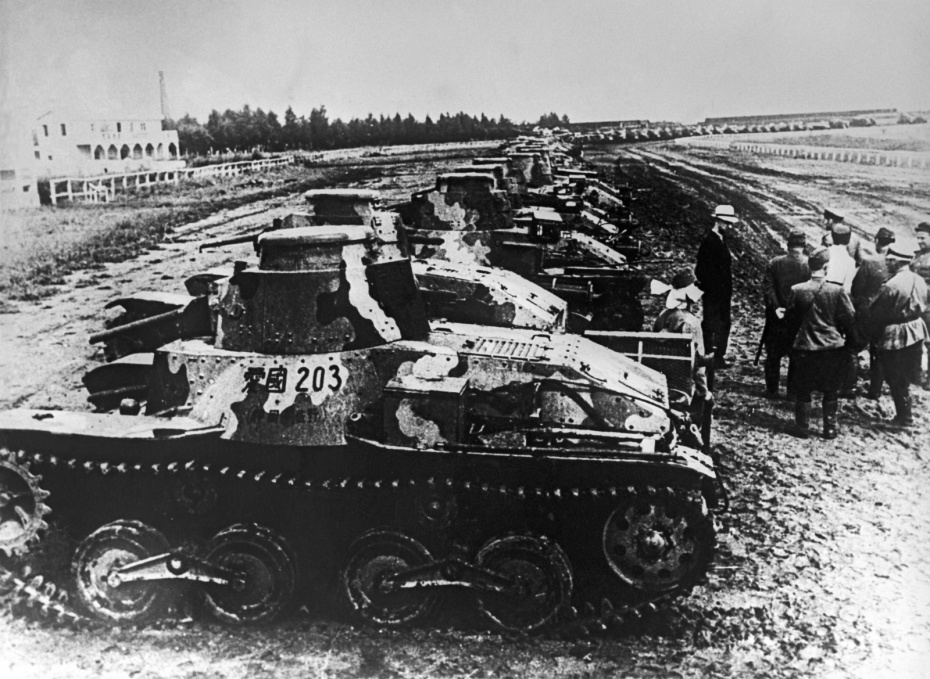Японская военная техника во время передачи ее Красной армии представителями командования Квантунской армии Императорской армии Японии по окончании Второй мировой войны