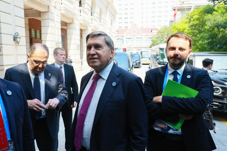 Глава МИД РФ Сергей Лавров, помощник президента России Юрий Ушаков и заместитель руководителя администрации президента РФ Максим Орешкин (слева направо)