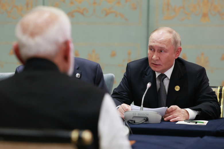 Президент РФ Владимир Путин во время встречи с премьер-министром Индии Нарендрой Моди на полях саммита Шанхайской организации сотрудничества (ШОС) в Тяньцзине