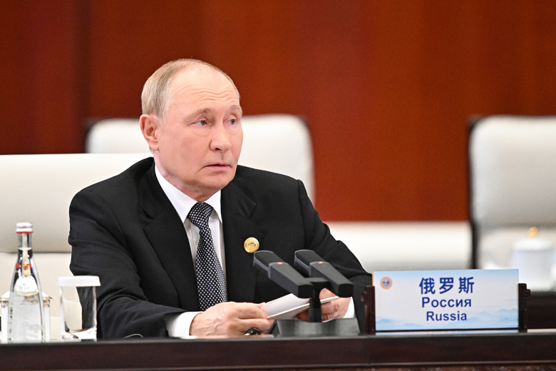 Президент РФ Владимир Путин во время заседания Совета глав государств — членов ШОС в конгрессно-выставочном центре «Мэйцзян»