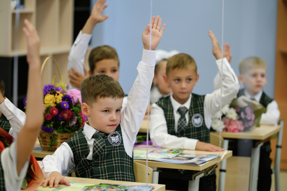Первоклассники в классе после торжественной линейки, посвященной началу учебного года и открытию новой школы № 25 им. А. П. Чехова в Южно-Сахалинске