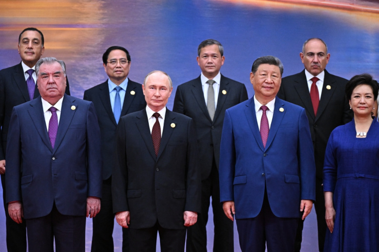 Президент РФ Владимир Путин на церемонии совместного фотографирования глав государств — членов Шанхайской организации сотрудничества (ШОС) в Тяньцзине