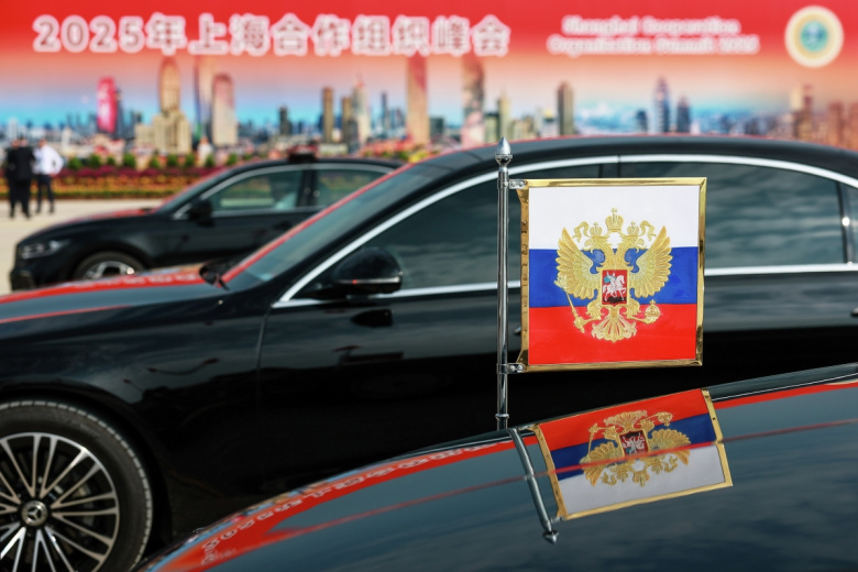 Кортеж президента РФ Владимира Путина в аэропорту Биньхай города Тяньцзинь в КНР