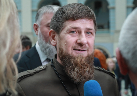 «Удары по живой силе»: Кадыров показал несколько сбросов с дронов на ВСУ
