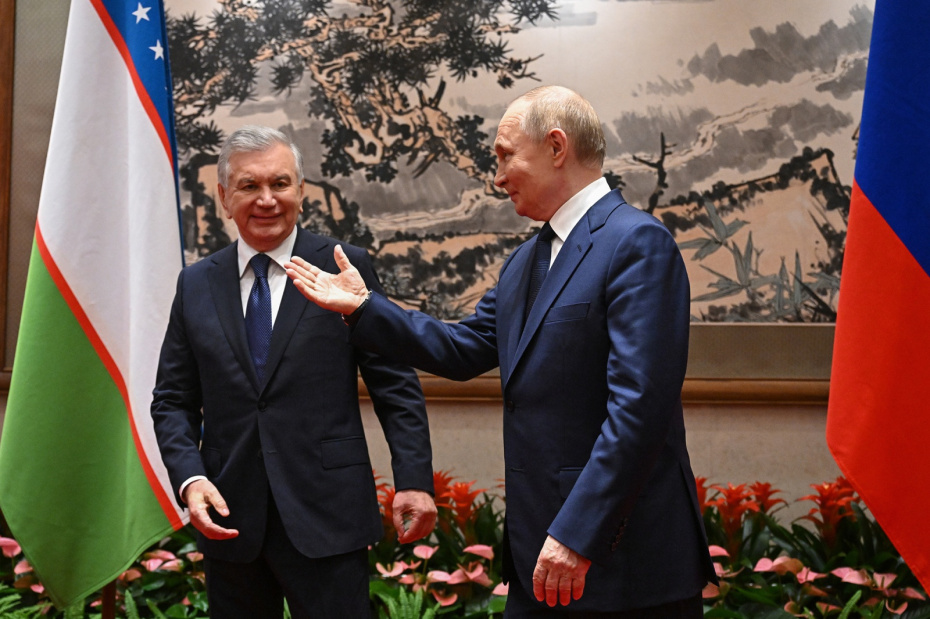 Президент РФ Владимир Путин и президент Узбекистана Шавкат Мирзиеев (справа налево) во время встречи в резиденции Дяоюйтай.