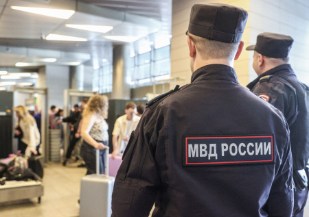 Военблогер назвал скотством тщательный досмотр военных