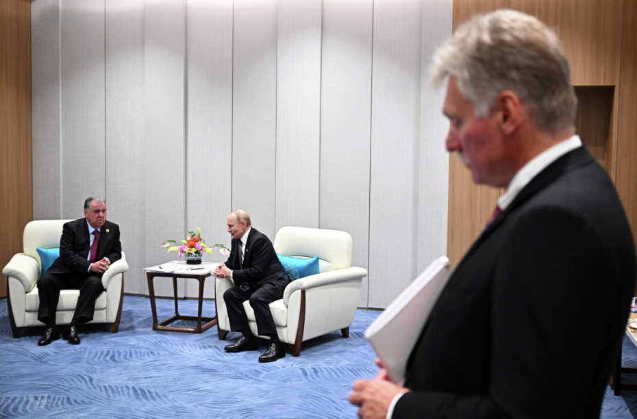 Президент РФ Владимир Путин и президент Таджикистана Эмомали Рахмон (слева) во время встречи на полях саммита Шанхайской организации сотрудничества (ШОС) в Тяньцзине.