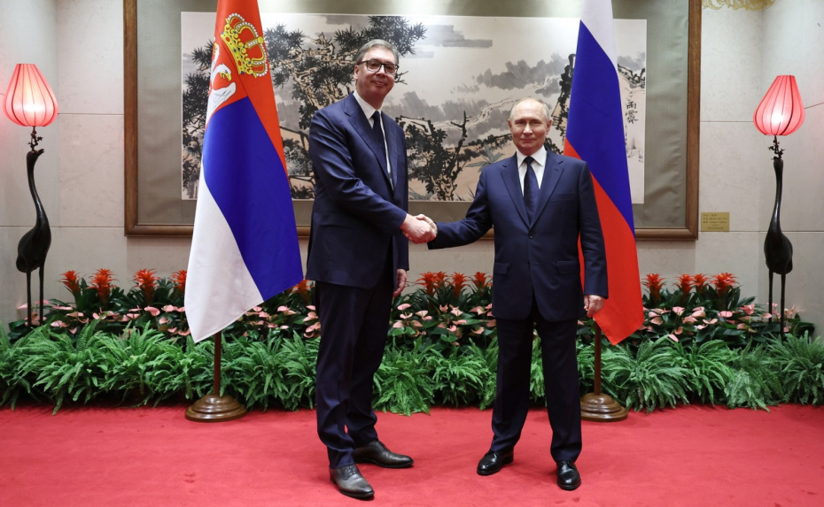 Президент РФ Владимир Путин и президент Сербии Александр Вучич (справа налево) во время встречи в резиденции Дяоюйтай.