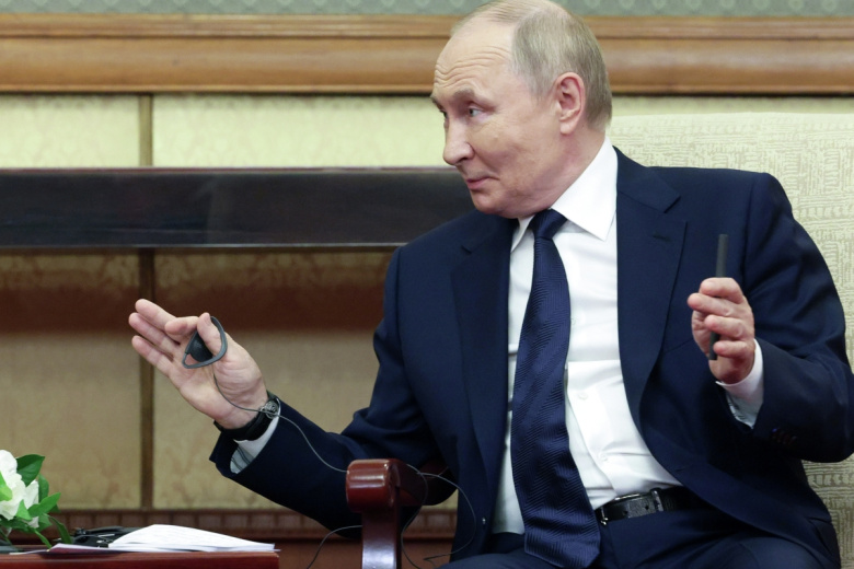 Президент РФ Владимир Путин во время встречи с председателем правительства Словакии Робертом Фицо в Пекине