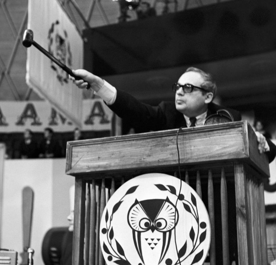 На снимке: автор проекта и ведущий телепередачи Владимир Ворошилов, 1969 год