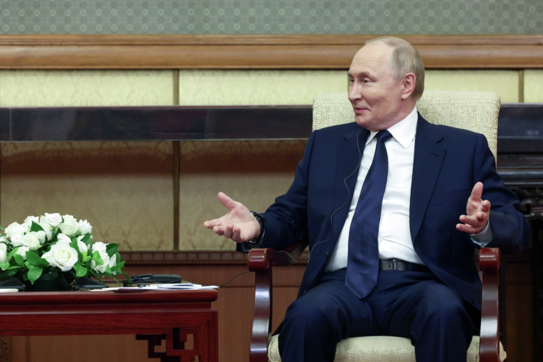 Президент РФ Владимир Путин во время встречи с председателем правительства Словакии Робертом Фицо в Пекине