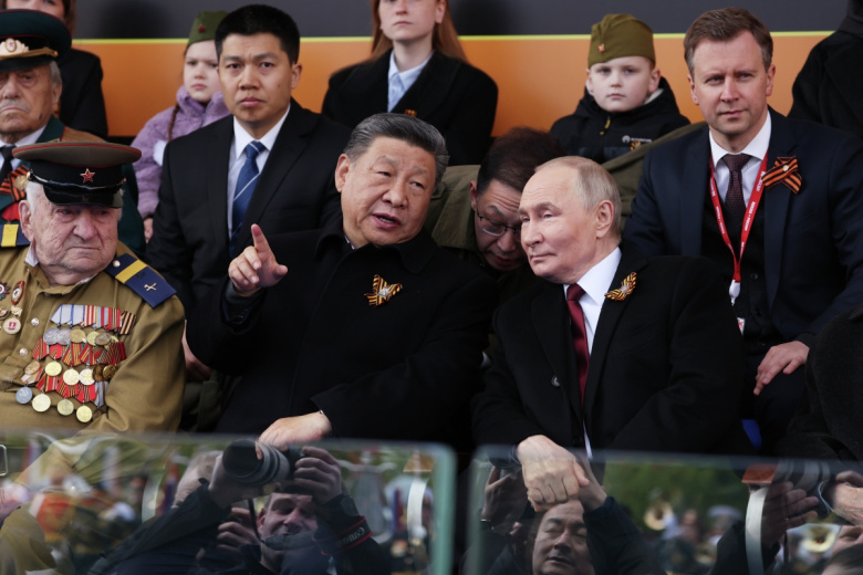 Президент РФ Владимир Путин и председатель КНР Си Цзиньпин на Красной площади в Москве на военном параде, посвященном 80-летию Победы