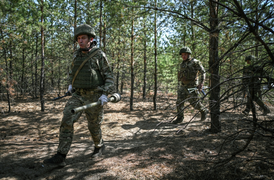 Военнослужащие артиллерийского расчета САУ «Пион», ВС РФ