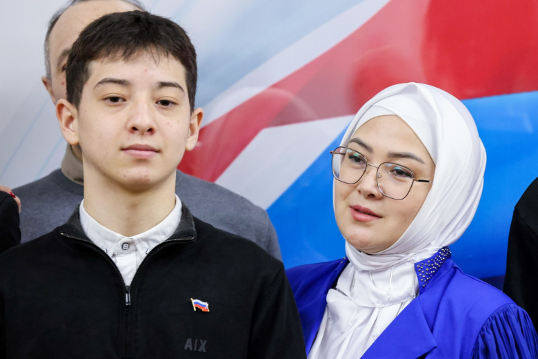 Школьник Ислам Халилов с матерью на награждении за помощь в эвакуации людей во время теракта в подмосковном «Крокус Сити Холле»