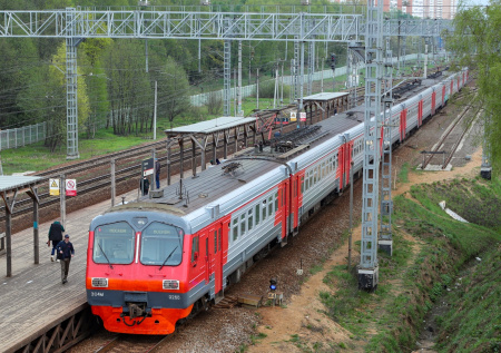 Подросток решил прокатиться на крыше электрички в Москве и погиб