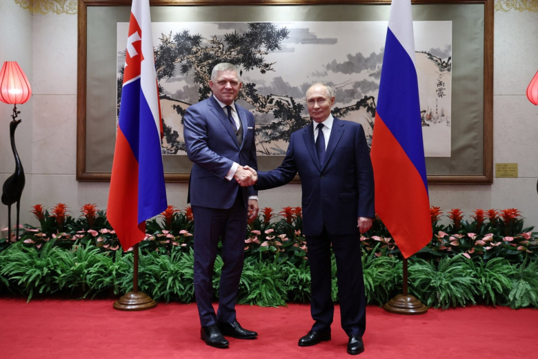 Роберт Фицо во время встречи с президентом РФ Владимиром Путиным в Пекине