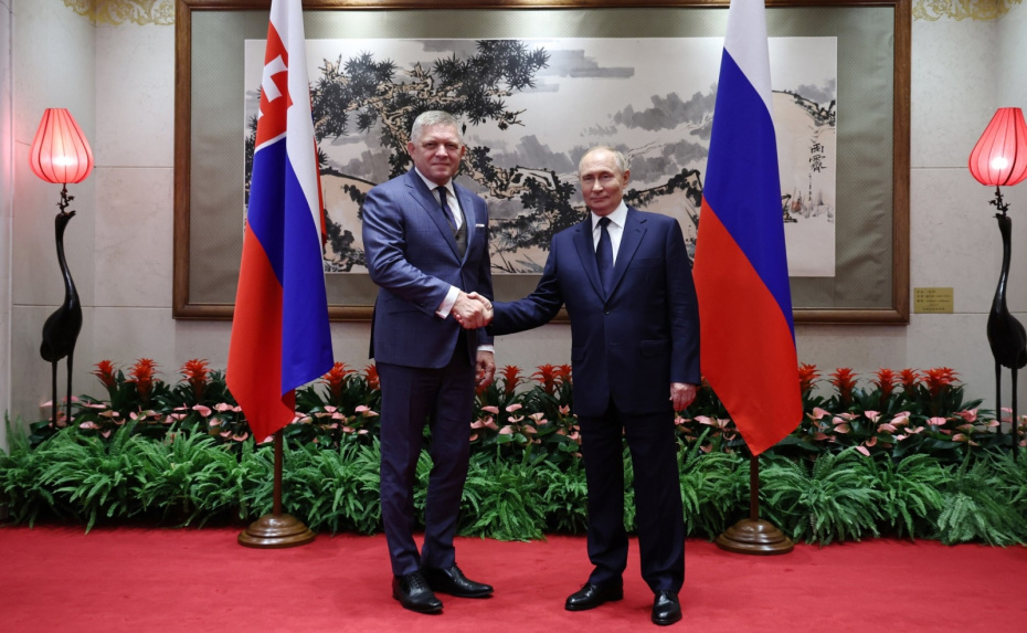 Президент РФ Владимир Путин и премьер-министр Словакии Роберт Фицо (справа налево) во время встречи в резиденции Дяоюйтай.