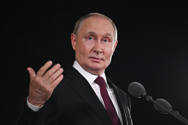 Владимир Путин во время подхода к представителям СМИ в резиденции ‭«Дяоюйтай» в Пекине