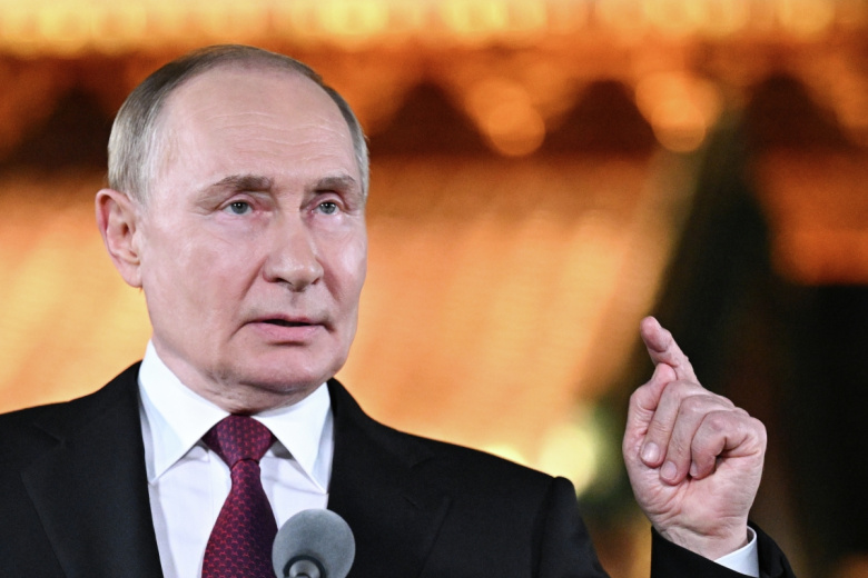 Владимир Путин во время подхода к представителям СМИ в резиденции ‭«Дяоюйтай» в Пекине